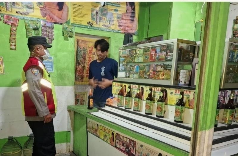 Pastikan Pedagang Kamu Tidak Jual Miras Personil Polsek Tegalwaru Gelar Razia URC Pada Patroli Malam