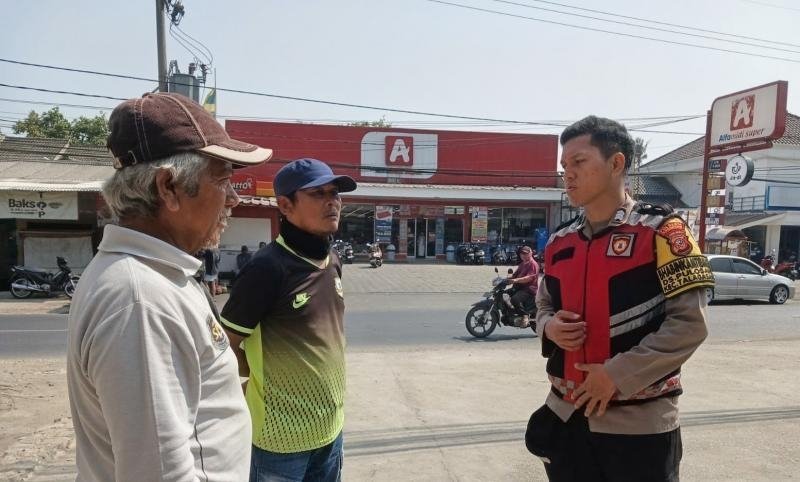 Bhabinkamtibmas Polsek Telagasari Sebar Himbauan Kamtibmas Kepada Warga Dalam Giat Sambang di Wilkum