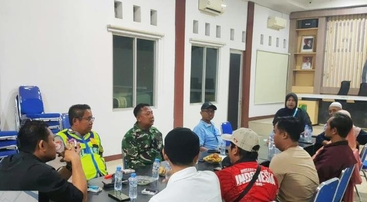 Bhabinkamtibmas bersama Babinsa AD Monitoring Rapat Koordinasi Panitia 11 Desa Gintungkerta, Persiapan Penetapan Calon dan Pengambilan Nomor Urut