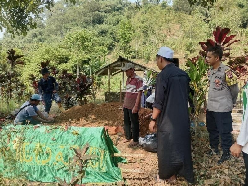 Hadiri Pemakaman Warga, Bhabinkamtibmas Polsek Sagalaherang Pererat Kedekatan dengan Masyarakat