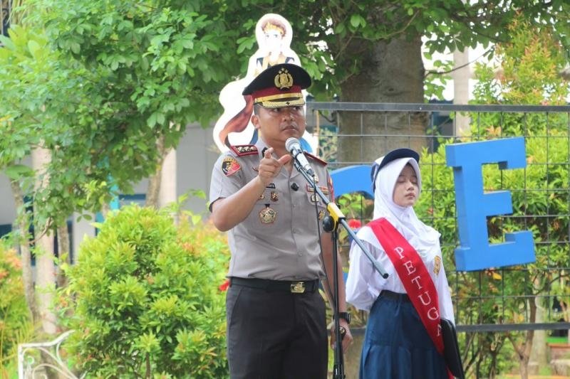 Jadi Inspektur Upacara di SMPN 1 Subang, Kapolres Tekankan Bahaya Narkoba hingga Stop Bullying