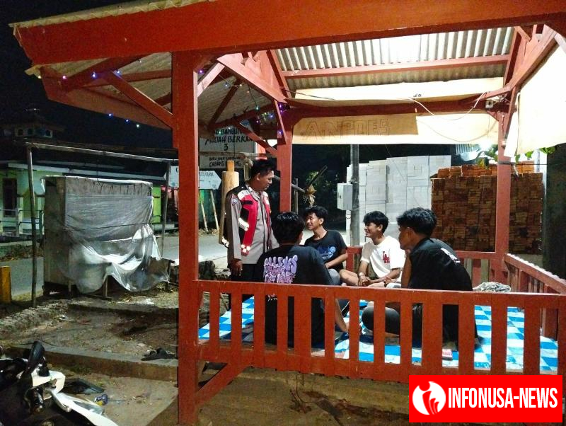 Anggota Polsek Batujaya Sambangi Masyarakat Segaran untuk melaksanakan Kegiatan Ngawangkong dimalam hari