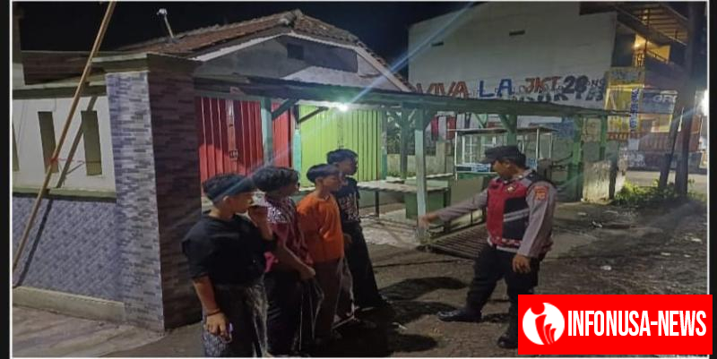 Cegah Pekat dan Sosialisasi Bahaya Tawuran, Personil Polsek Tegalwaru Patroli Malam Sambang Warga