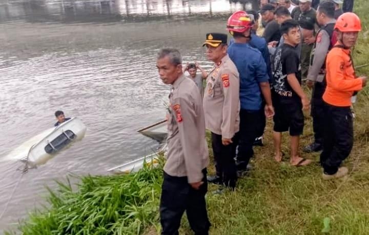 Kapolsek Klari bersama Personil Cek TKP dan Bantu Evakuasi Kendaraan Suzuki Pik Up Terperosok ke Irigasi