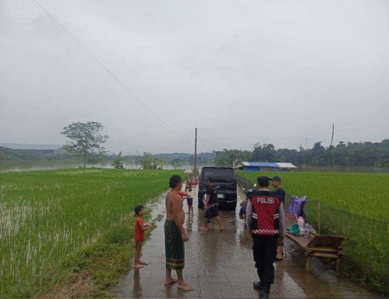 Personel Polsek Pangkalan Pantau Debit Air, Luapan Sungai Cigeuntis dan Cibeet Capai 2 Meter