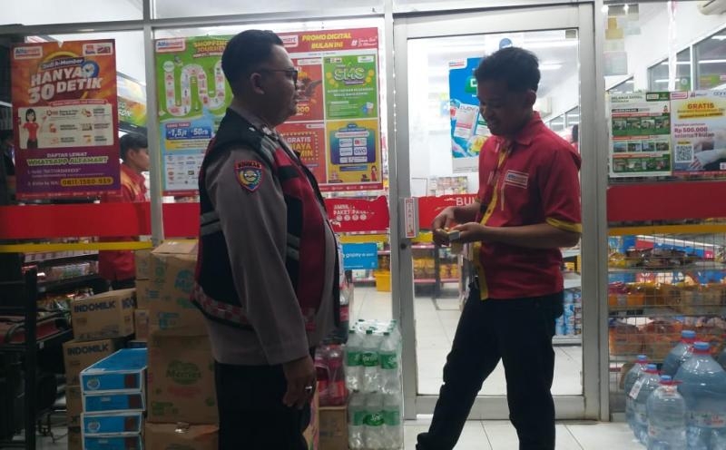 Kanit Sabhara Polsek Batujaya Tingkatkan Patroli Prekat guna Ciptakan Keamanan di Minimarket pada malam hari