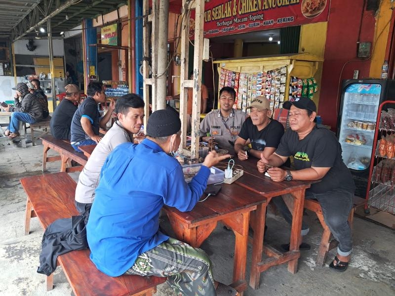 Dalam Giat Jumat Curhat, Bhabinkamtibmas Terima Usulan Agar Polsek Rengasdengklok Meningkatkan Kegiatan Sambang