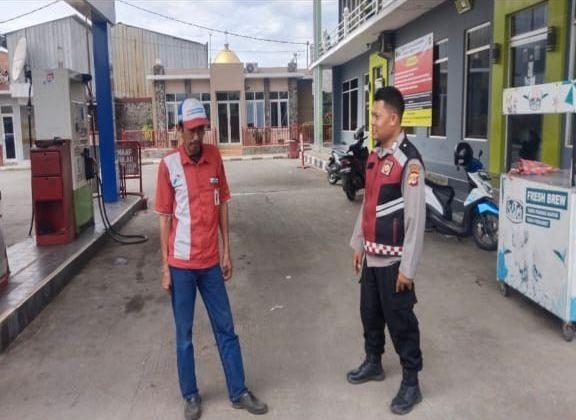 Upaya Bripka Satim Kunjungi SPBU, Prekat Polsek Banyusari Berikan Rasa Aman