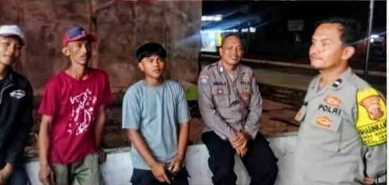 Bhabinkamtias Polsek Rengasdengklok Ngawangkong Bareng Dengan Remaja Yang Sedang Nongkrong