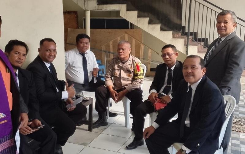 Bhabinkamtibmas Lakukan Giat Ngawangkong Bersama Jemaat Gereja GKPS di Telukjambe Timur