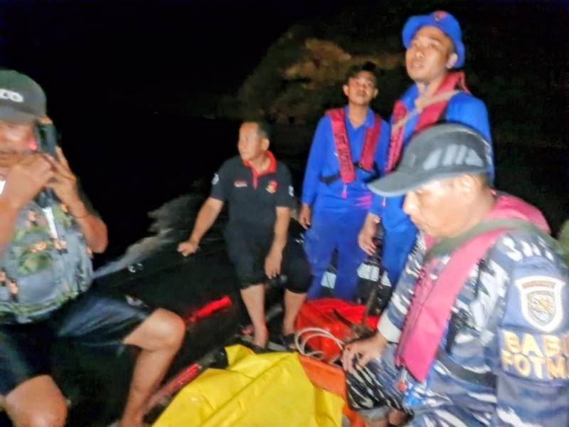 Tim Gabungan Evakuasi Pemancing Diduga Terseret Arus di Perairan Maluk