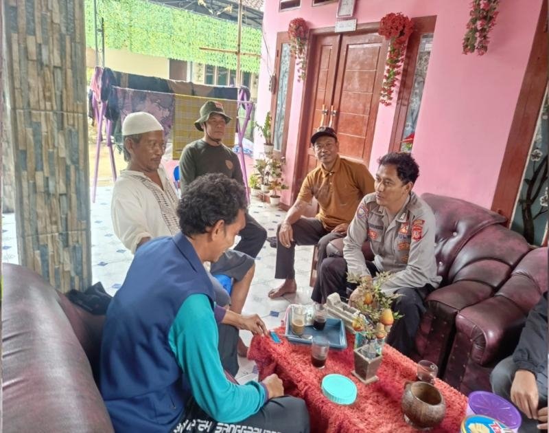 Bhabinkamtibmas Polsek Pangkalan Laksanakan Giat Sambang Humanis ke Warga Karajan