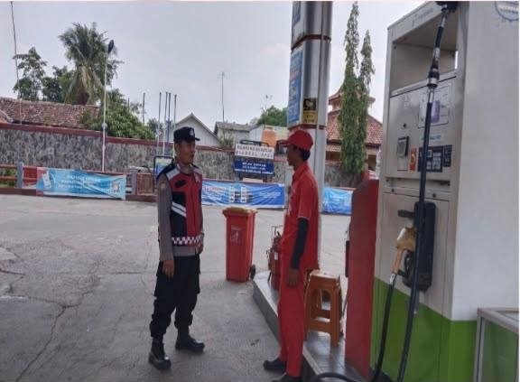 Dalam Upaya Kunjungi SPBU, Prekat Polsek Banyusari Berikan Rasa Aman