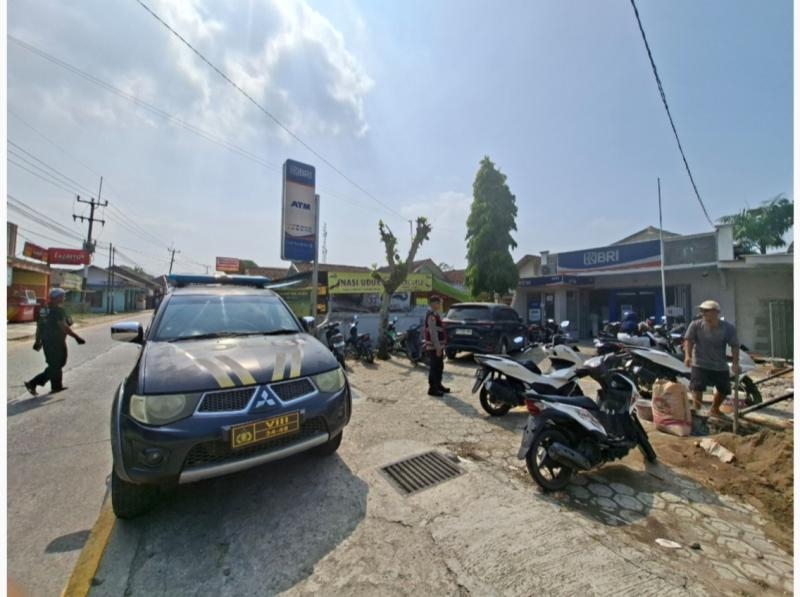 Polsek Pangkalan Sasar Lokasi Cabang Unit Perbankan saat Laksanakan Patroli Wilayah