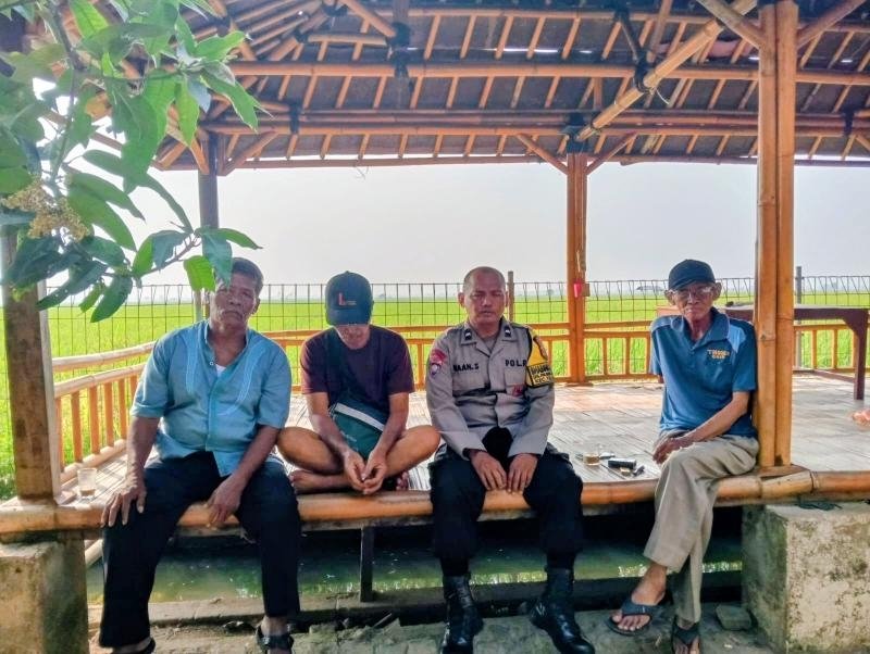 Sebar Himbauan Kepada Masyarakat Binaan, Bhabinkamtibmas Polsek Telagasari Pastikan Lingkungan Kondusif