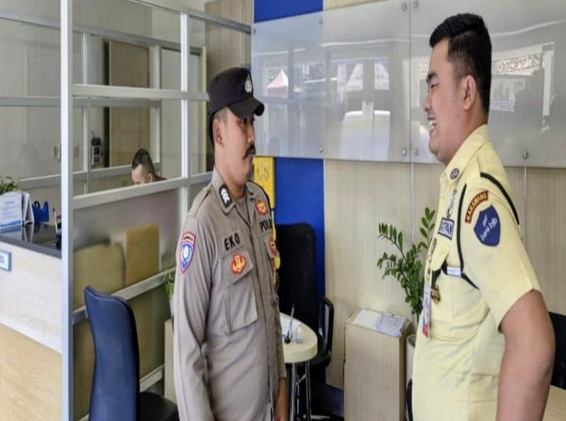 Pastikan Bank BJB Loji Aman,Personil Polsek Tegalwaru Sambangi dan Imbau Waspada Saat Patroli Siang