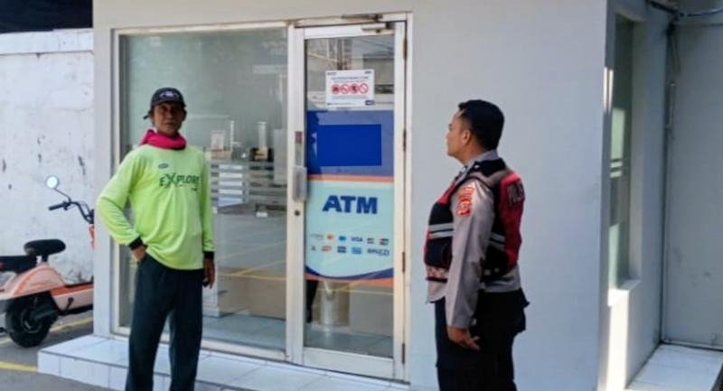 Personel Polsek Lemahabang Sosialisasikan Layanan Call Center 110