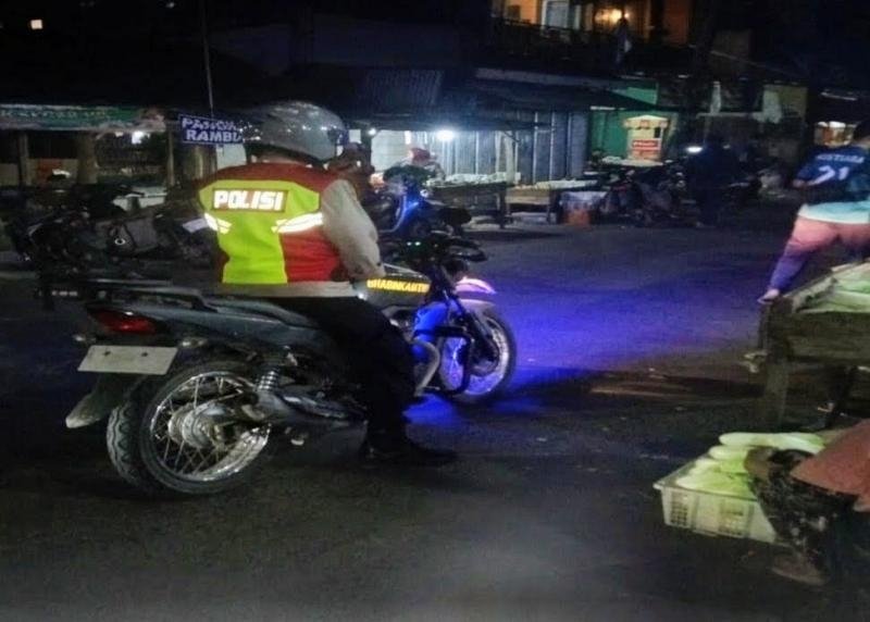 Sambang Warga Cegah Pekat Jadi Atensi Patroli Dini hari Personil Polsek Tegalwaru di Wilayah Loji