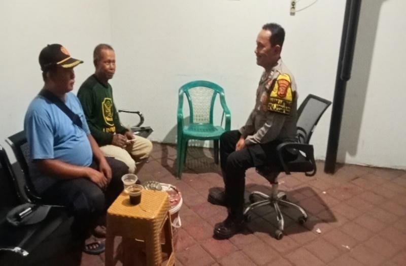 Bhabinkamtibmas Polsek Telukjambe Laksanakan Sambang Humanis ke Linmas di Kantor Desa Sirnabaya