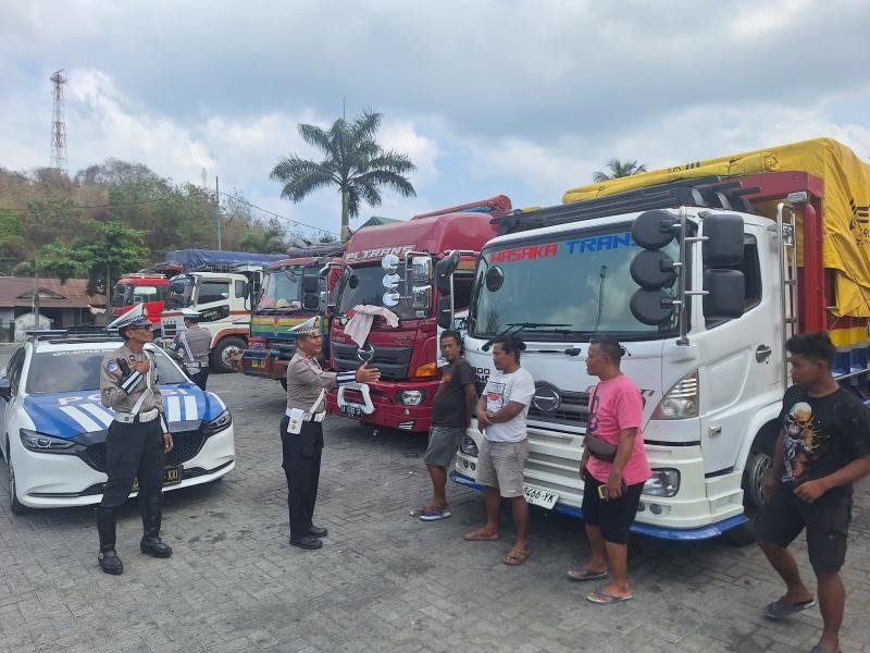 Jelang MotoGP Mandalika, Polisi Patroli Jalur Logistik di Pelabuhan Lembar