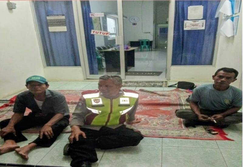 Personil Polsek Tegalwaru Patroli Malam Sapa Aparatur Pemerintah Desa Ajak Selalu Waspadai Kejahatan