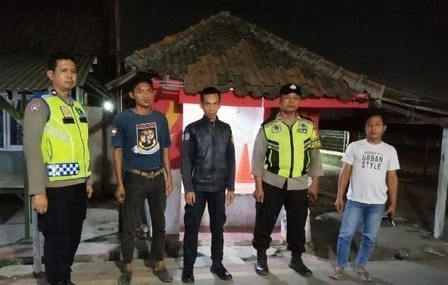 Bhabinkamtibmas Polsek Klari Dampingi Warga Lakukan Siskamling
