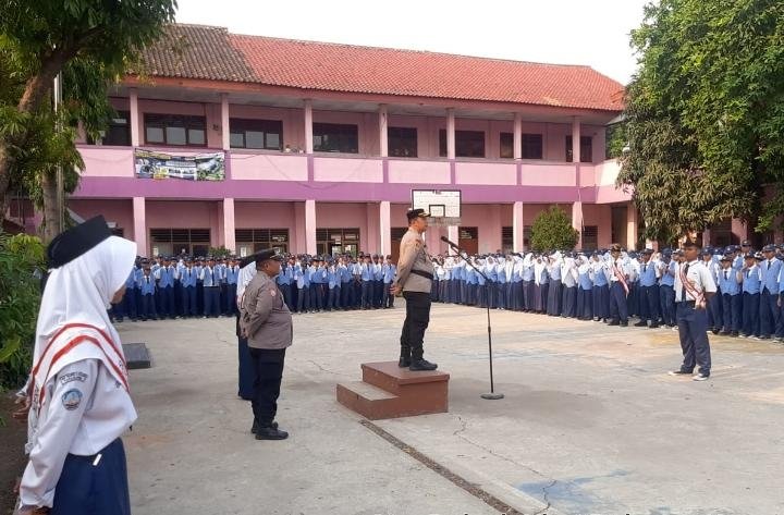 Tanamkan Karakter Sejak Dini, Kapolsek Klari Ajak Pelajar SMPN 4 Jadi Generasi Disiplin dan Berintegritas