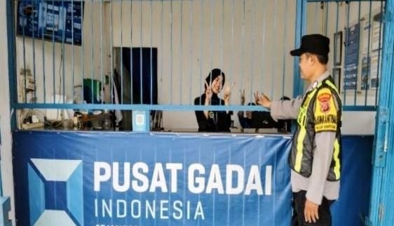 Patroli Siang Hari, Polsek Banyusari Sambangi Pusat Gadai Gempol untuk Jaga Rasa Aman Warga