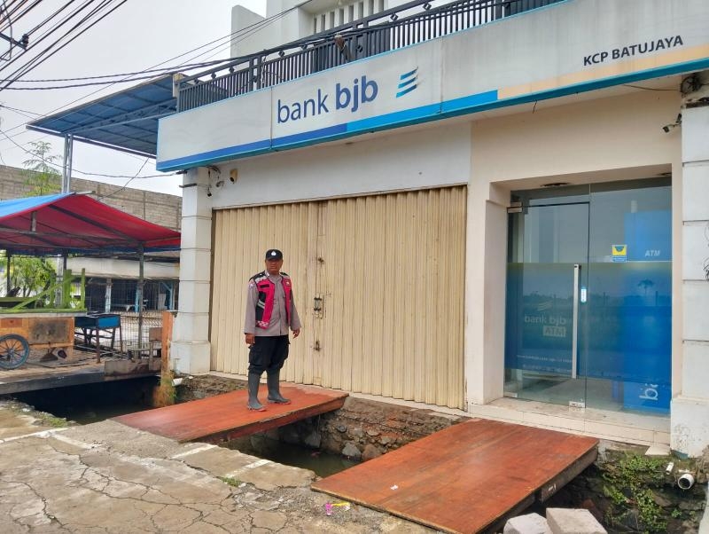Anggota Polsek Batujaya Ciptakan Keamanan di Bank BJB Unit Batujaya dan mengantisipasi terjadinya Pencurian/Pembobolan ATM