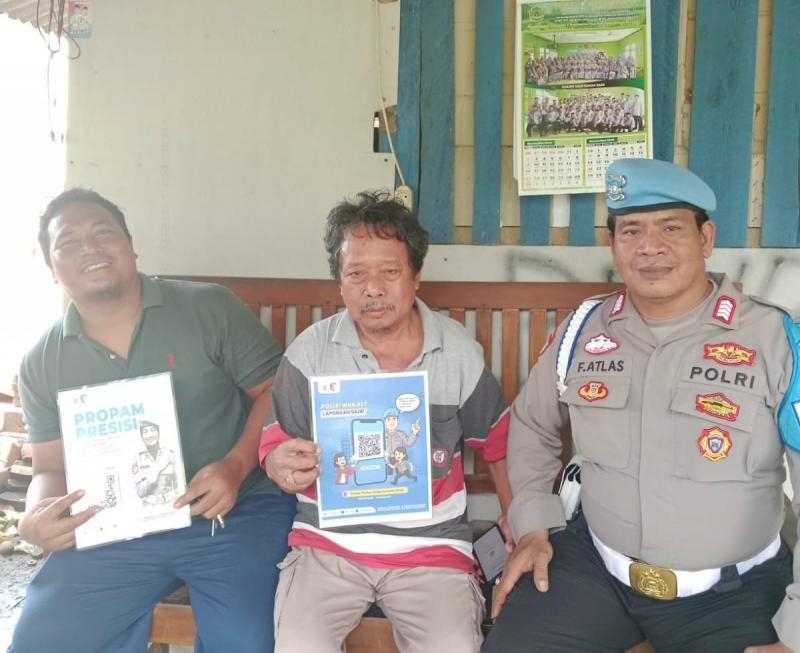 Bripka Faridil Polsek Banyusari Getol Melaksanakan Sosialisasi QR Barcode ke Masyarakat Pengaduan Divisi Propam Polri Bidpropam Polda Jabar di Wilkum