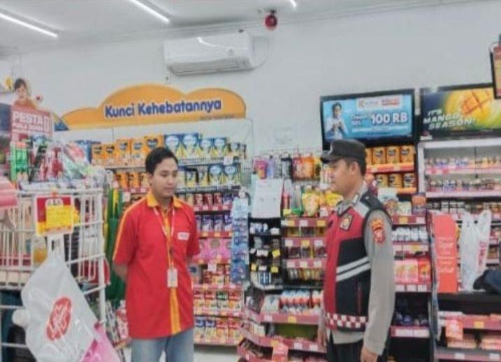 Upaya Bripka Satim Gencar Lakukan Giat Patroli Perekat Supermarket Alfamart Gempol Guna Antisipasi Kejahatan