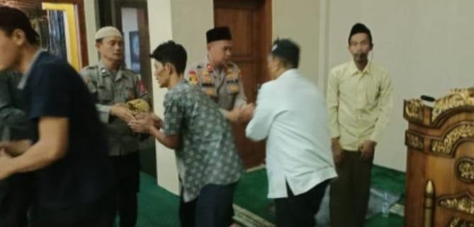 Malam ke-12, Kapolsek Bersama Anggota dan Warga Shalat Taraweh di Masjid Al Danish