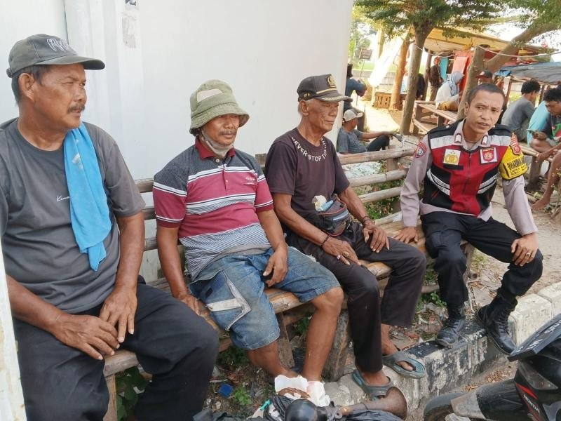 Upaya Anggota Polsek Batujaya Sambangi Masyarakat pada saat melaksanakan Ibadah Puasa di Bulan Suci Ramadhan