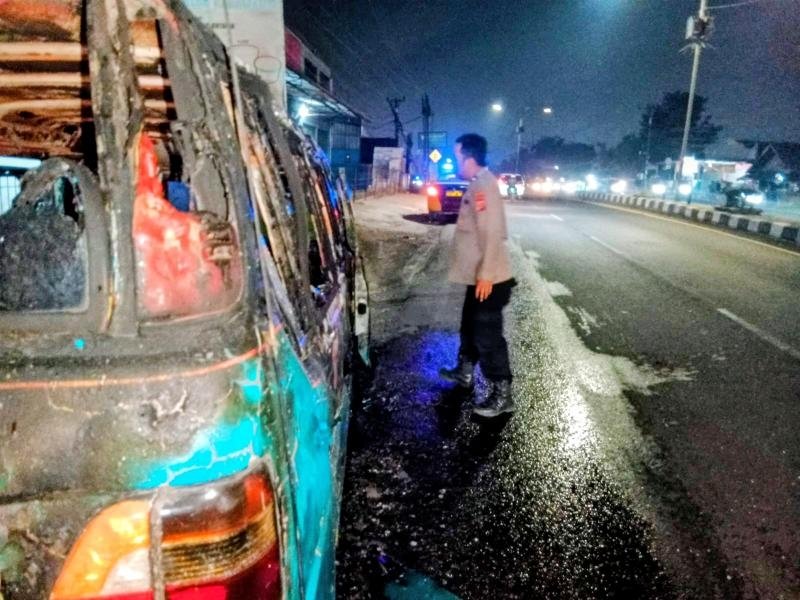 Dengan Alat Seadanya, Personil Polsek Klari Sigap Bantu Padamkan Kebakaran Mobil Angkot