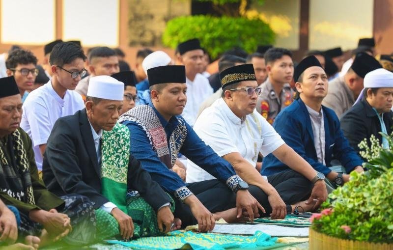 Suasana Khusyuk dan Silaturahmi, Polres Karawang Laksanakan Sholat Ied Berjamaah Serta Halal Bihalal Internal