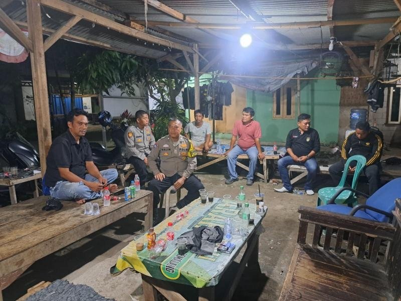 Personel Polsek Klari Sambangi Warga Desa Sumurkondang, Pererat Silaturahmi dan Jaga Kamtibmas