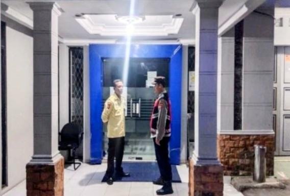 Upaya Anggota Polisi Kunjungi Bank BRI Gempol Patroli Prekat Polsek Banyusari di Malam Hari
