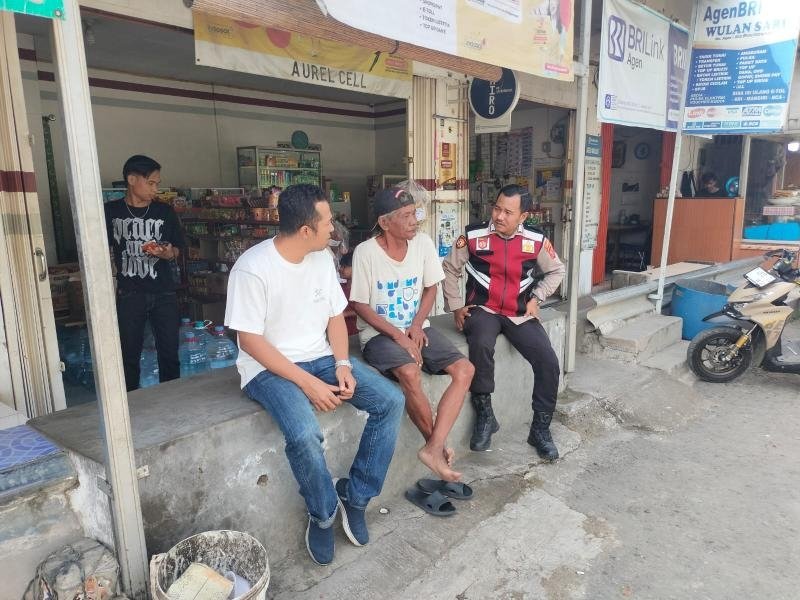 Polsek CIampel, Bripka Handrik Yandika Melaksanakan Patroli Dialogis Antisipasi C3 dan Kejahatan Lainnya di Wilayah Kec.Ciampel Karawang.