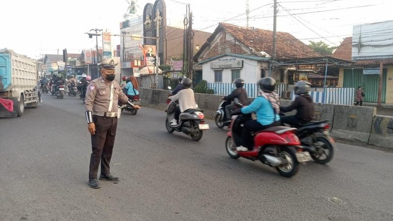 Wujudkan Kamseltibcar Lantas, Unit Lantas Polsek Klari Lakukan Gatur