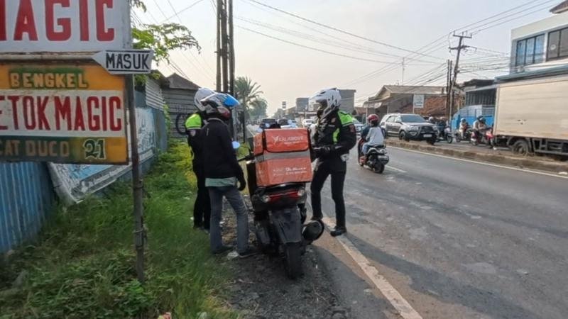 Kegiatan Polantas Menyapa, Sosialisasi Kamseltibcarlantas dan Imbauan Tertib Lalu Lintas di Jalan Raya Surotokunto, Karawang