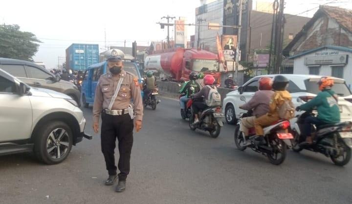 Aksi Sigap Personil Lantas Polsek Klari Hadir di Tengah Padatnya Arus Pagi