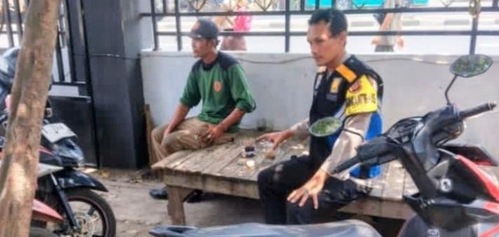 ?Bhabinkamtibmas Polsek Jatisari Sampaikan Pesan Kamtibmas Saat Silaturahmi ke Rumah Warga?