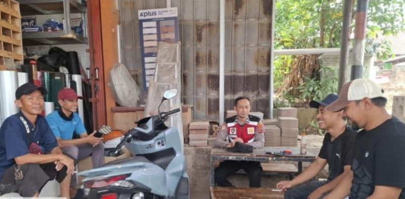 Sambangi dan Ajak Jaga Kamtibmas Jadi Pesan Patroli Siang Personil Polsek Tegalwaru di Loji