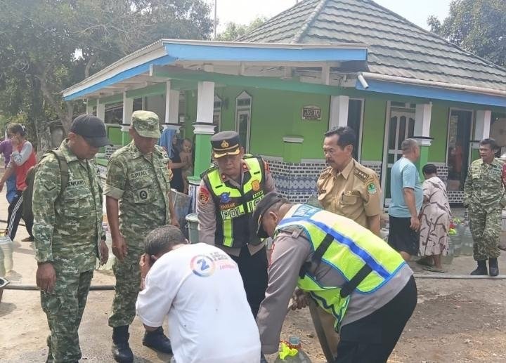 Peduli Warga Terdampak Kekeringan, Kapolsek Klari Bersama Muspika Salurkan 8.000 Liter Air Bersih