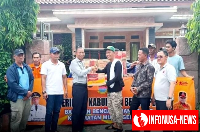 Sekda Kabupaten Bekasi Endin Samsudin Serahkan Bantuan untuk Warga Terdampak Banjir Rob di wilayah Kecamatan Muaragembong