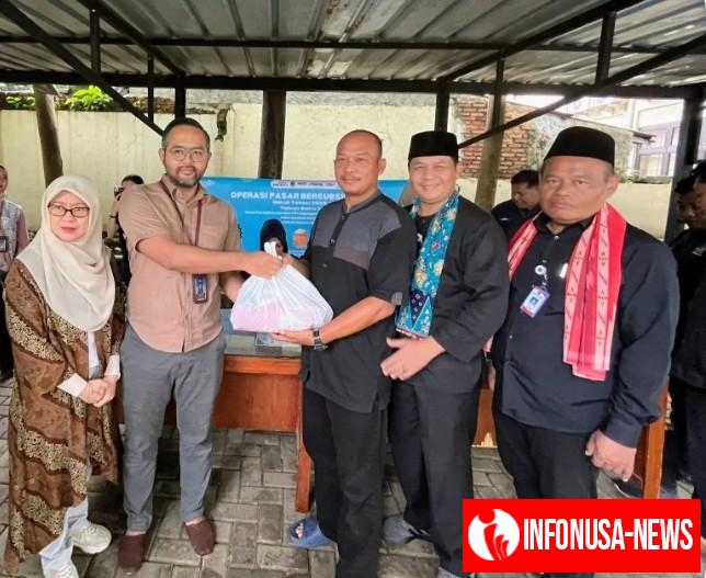 Penyerahan Secara Simbolis Paket Sembako pada Momen Operasi Pasar Bersubsidi Jawa Barat di Kantor Kecamatan Sawangan Depok