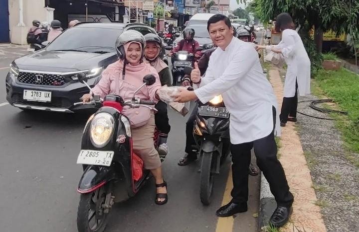 Hangatkan Ramadan, Laska Hotel Subang Berbagi Takjil dan Siapkan Santunan Anak Yatim