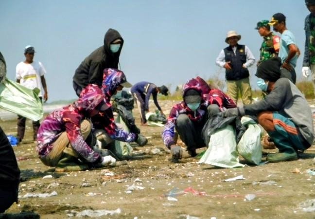 Limbah Minyak Kotori Pesisir Karawang, Warga dan Pemerintah Bergerak Bersihkan Pantai