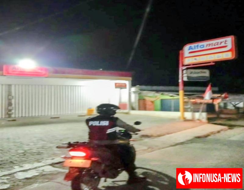 Lima Personil Polsek Tegalwaru Patroli Malam Monitoring Pertokoan dan Kios di Wilayah Pasar Loji