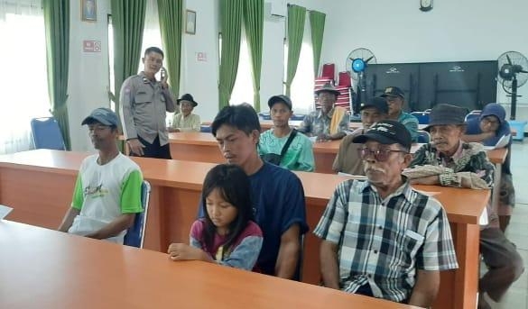 Bhabinkamtibmas Polsek Klari Bersama Pemdes Klari Monitoring Penyaluran BLTS Kemensos kepada Warga